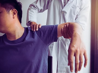 Physical therapists press to the patient shoulder check for pain.